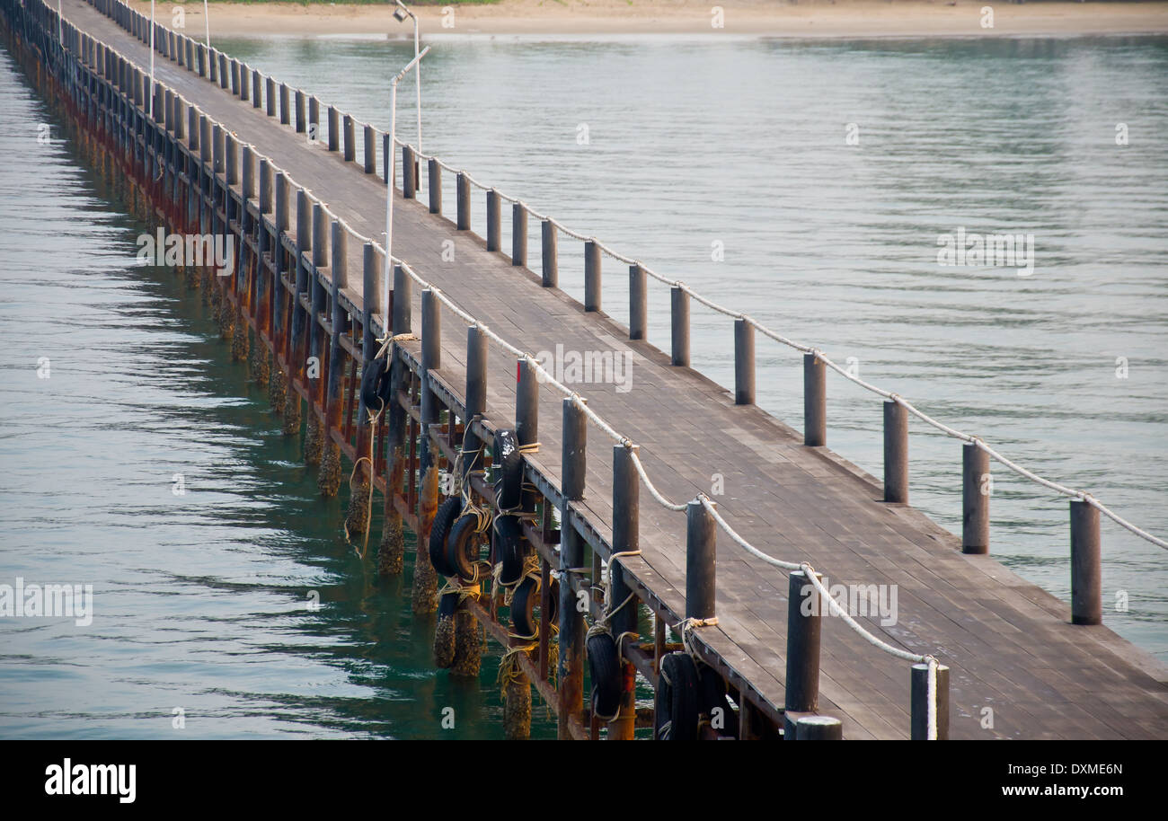 Ponte dalla terra al mare per i viaggi Foto Stock