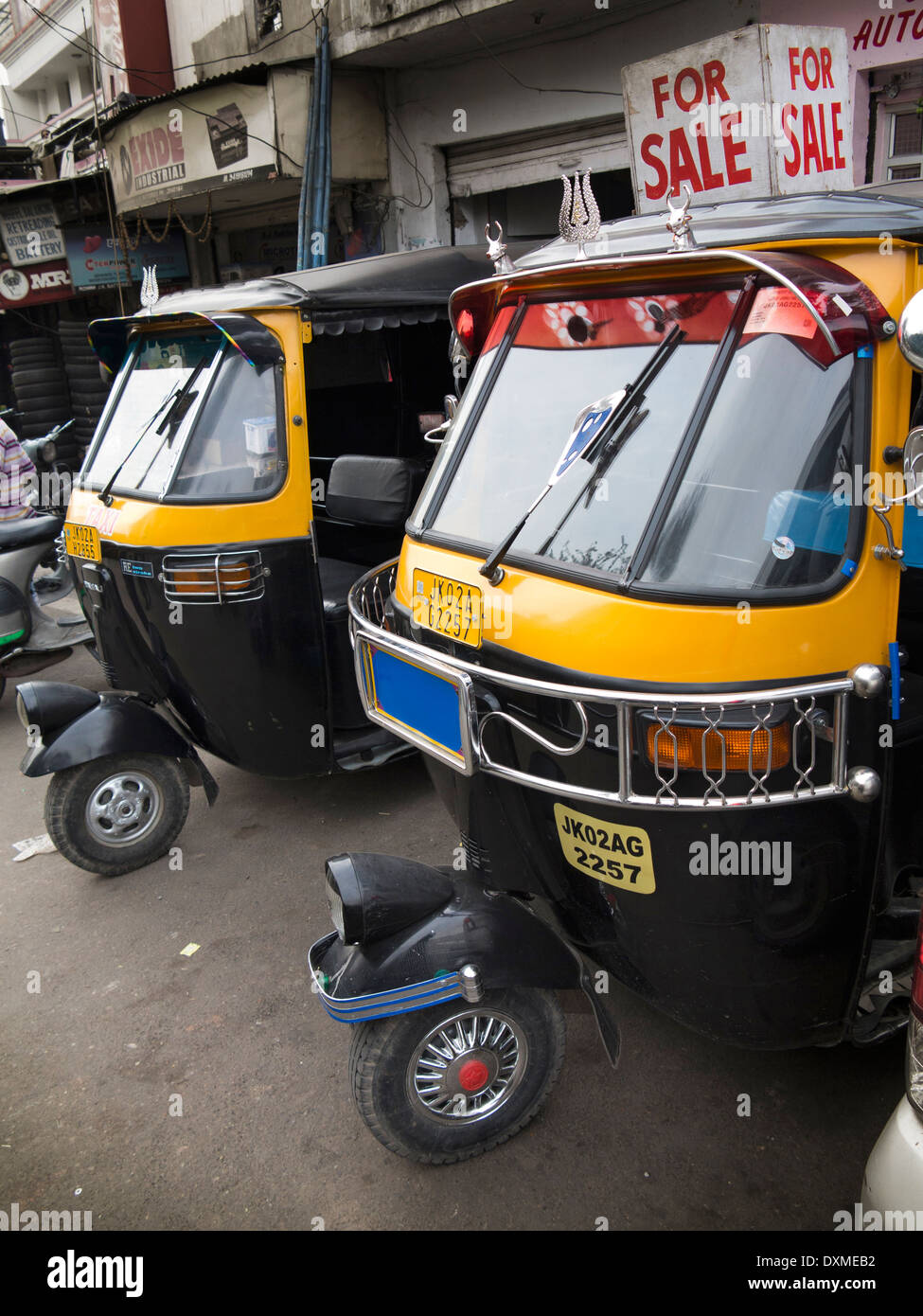 India, Jammu e Kashmir Jammu, Sunder, Singh, Gurudwar, autorickshaws in vendita presso il concessionario del motore Foto Stock
