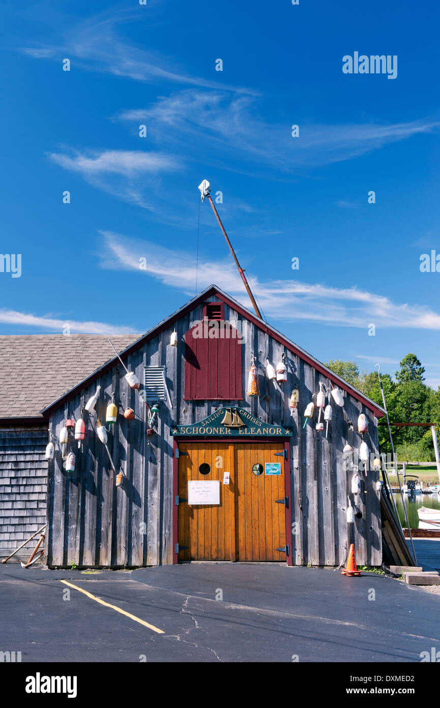 Legno pittoresco lobster shack che serve come un ufficio per una crociera in barca a vela organizzatore in Kennebunkport, Maine. Foto Stock