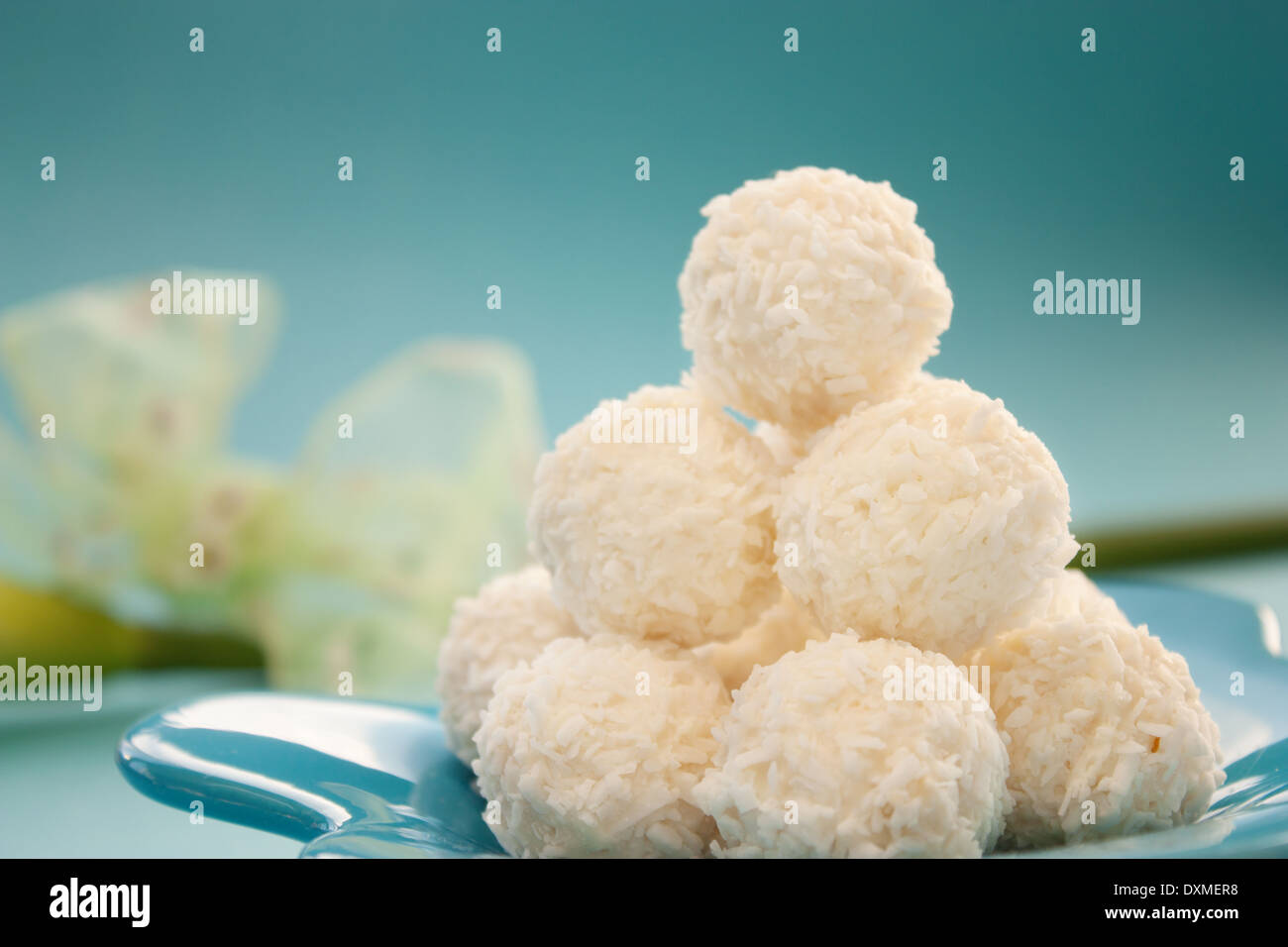 Disposizione dei cookie di cocco su sfondo blu. Foto Stock