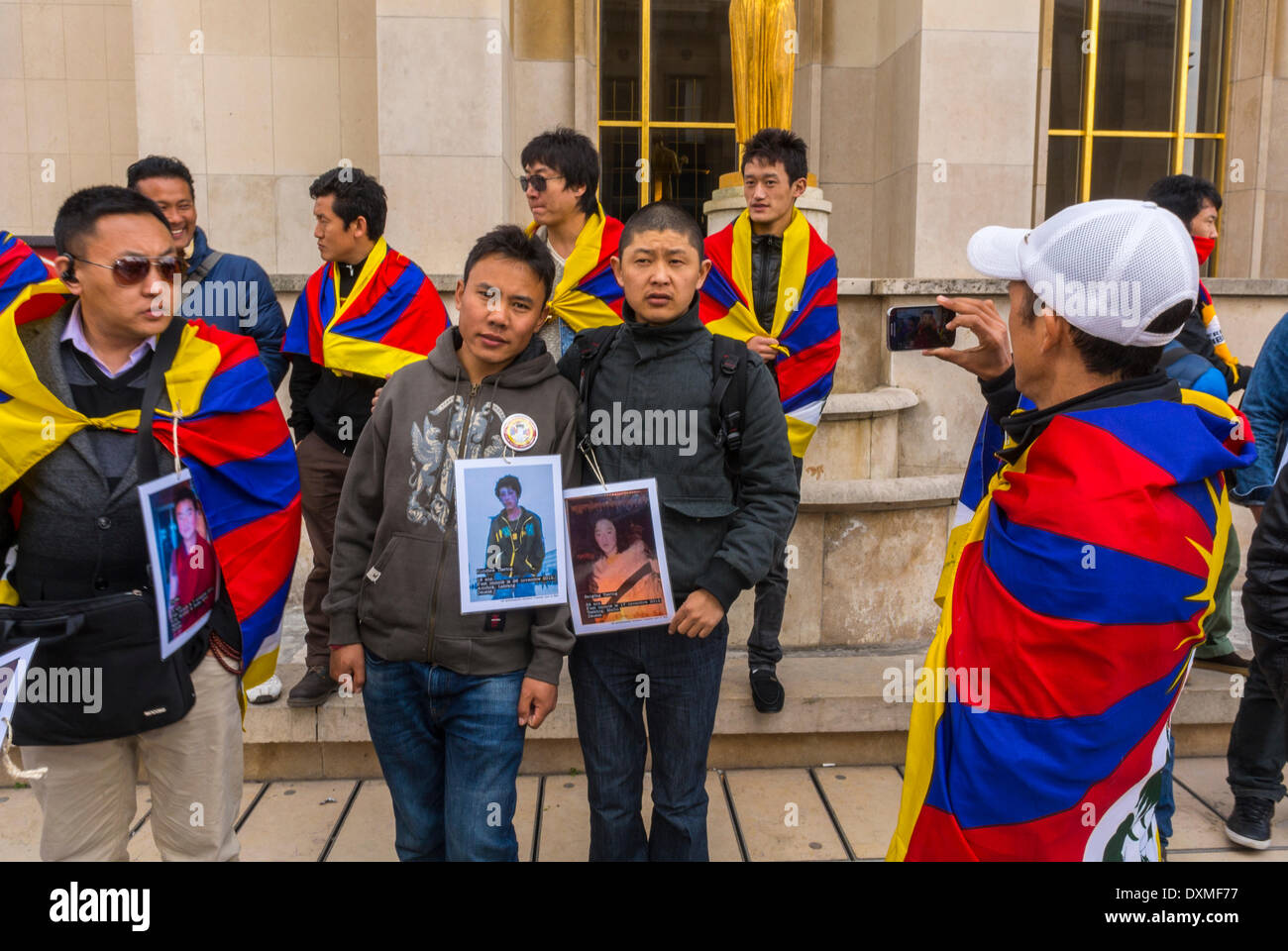 Parigi, Francia. Crowd People, Front, Portrait, Men, Tibetan Community of France Demonstration ha invitato i cittadini francesi a mobilitare massicce e attive durante la visita del Presidente cinese a Parigi . Questa mobilitazione dei cittadini deve portare alla luce la triste situazione del Tibet sulla scena pubblica e dovremmo cogliere l’occasione per ricordare al Presidente cinese che la politica cinese in vigore in Tibet è un fallimento e contro la produttività. La ricetta politica per il marciume e il bastone è un anacronismo quando il momento è il riconoscimento reciproco dei popoli. segno di protesta pacifica, popolo tibetano, internazionale Foto Stock