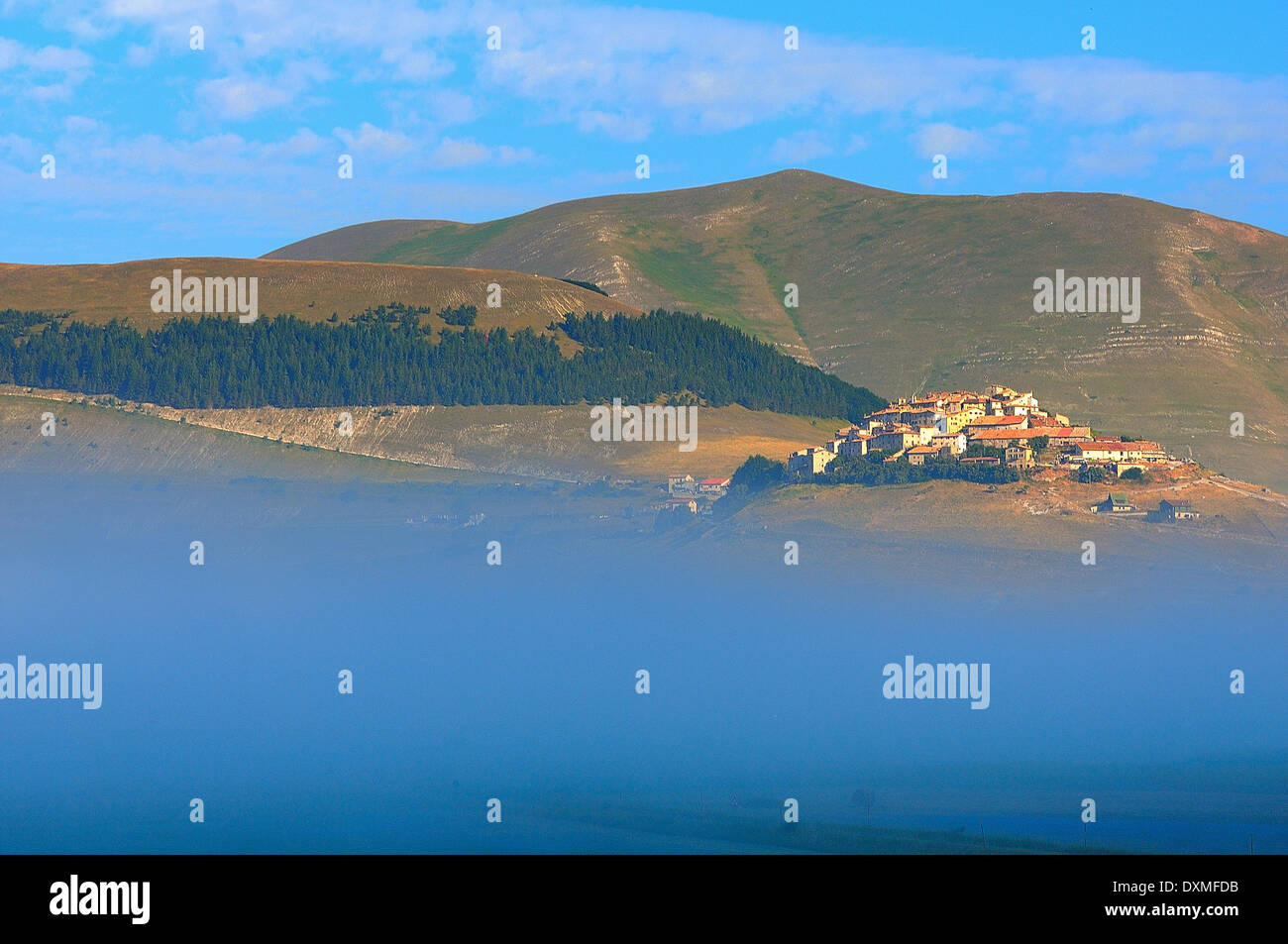 Castelluccio nella mattinata nebbiosa Foto Stock