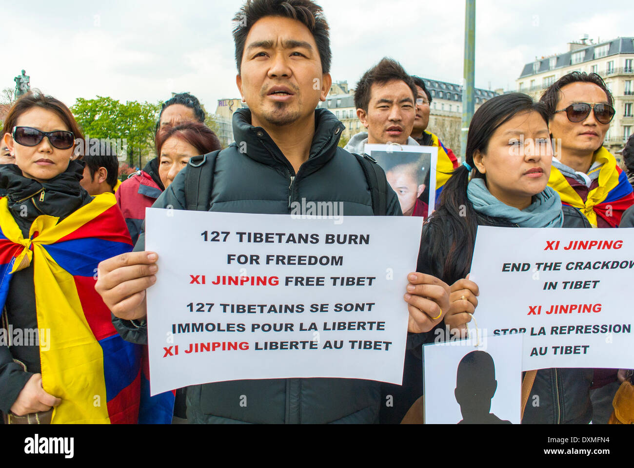 Parigi, Francia. La Comunità tibetana di Francia e gli amici hanno invitato i cittadini francesi a mobilitarsi massicciamente e attivamente durante la visita del presidente cinese Xi Jinping a Parigi . Questa mobilitazione dei cittadini deve portare alla luce la triste situazione del Tibet sulla scena pubblica e dovremmo cogliere l’occasione per ricordare al Presidente cinese che la politica cinese in vigore in Tibet è un fallimento e contro la produttività. La ricetta politica per il marciume e il bastone è un anacronismo quando il momento è il riconoscimento mu-tual dei popoli. Proteste per i diritti dei cittadini, protesta contro la discriminazione, popolo tibetano contro la cina, Foto Stock