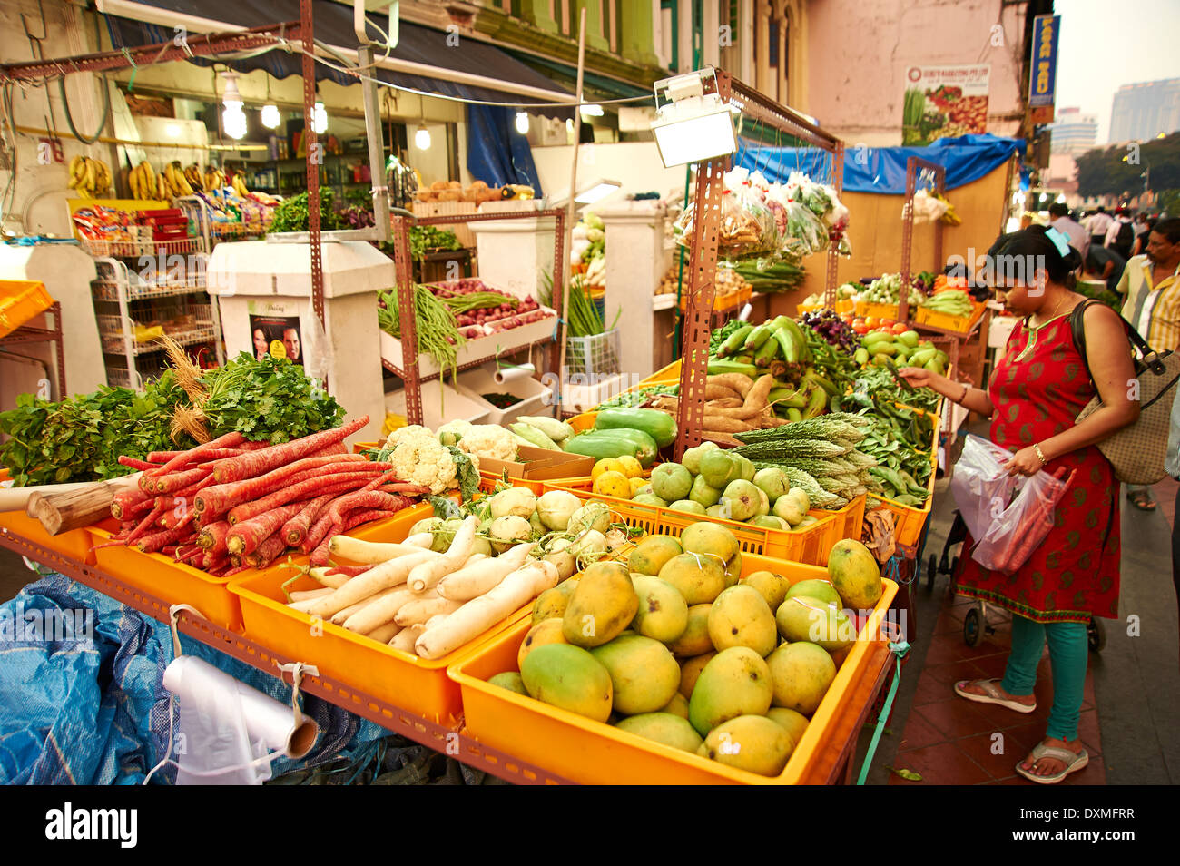 Prodotti freschi per la vendita nei locali di un mercato di Singapore. Foto Stock