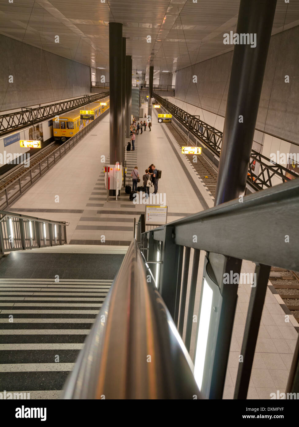 Germania Berlino di scale per raggiungere la stazione metropolitana piattaforma alla stazione centrale Foto Stock