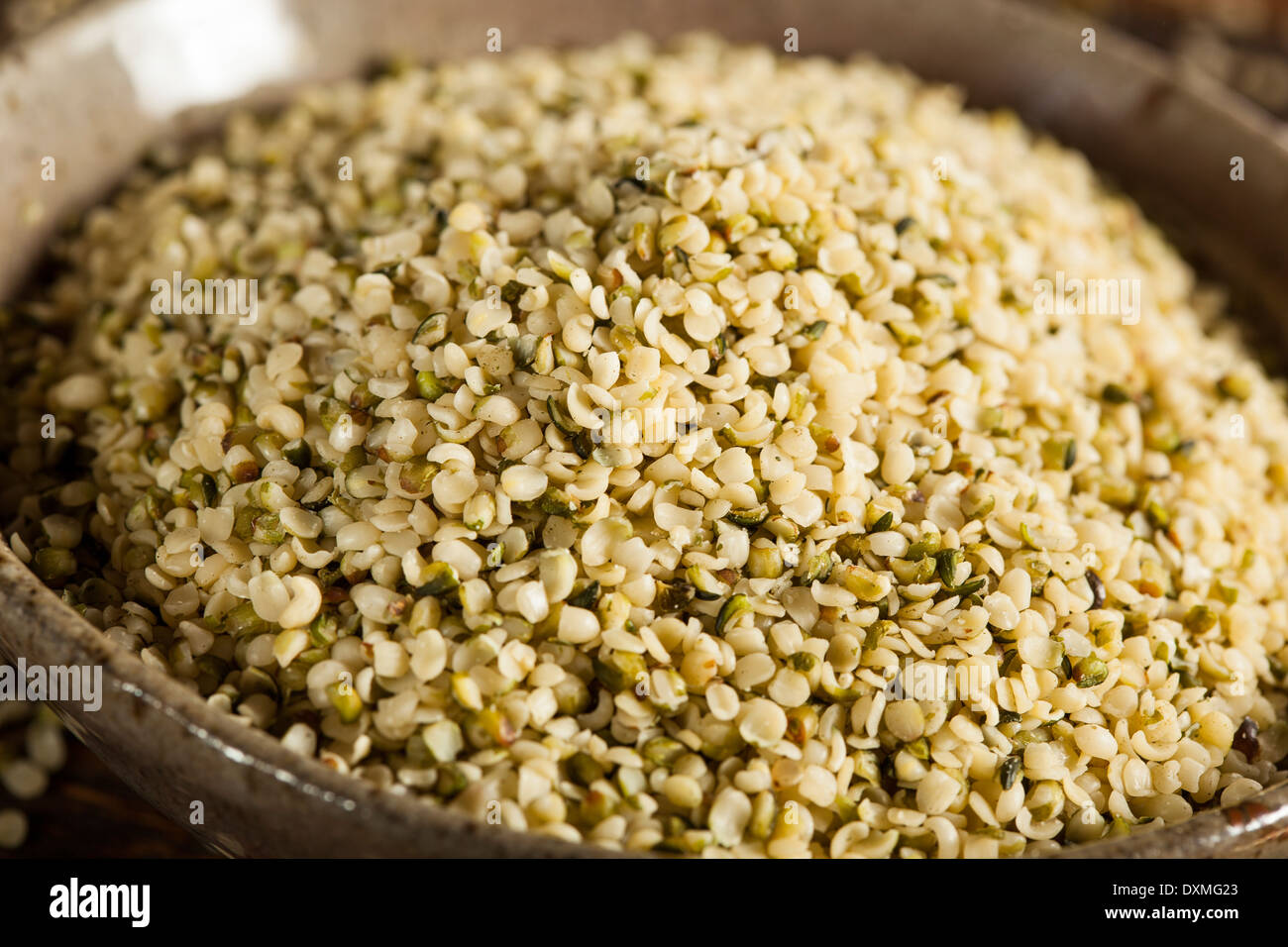 Sana mondati organici sementi di canapa in una ciotola Foto Stock
