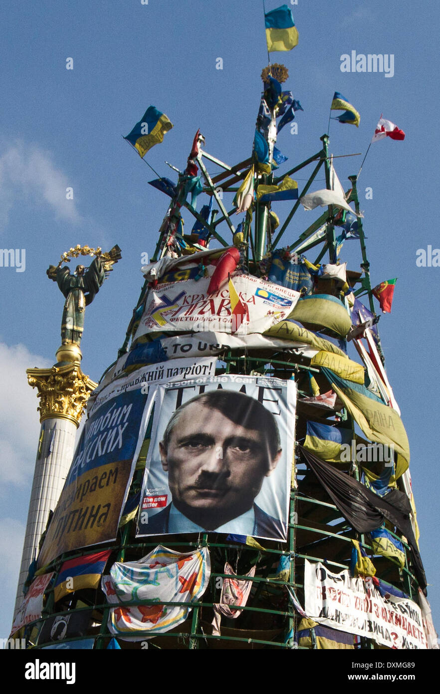 Kiev, Ucraina. 27 Mar, 2014. Un poster di scaricato ucraino leader dell opposizione Yulia Tymoshenko installato su una base in metallo appartenente ad un distrutto albero di Natale in Piazza Indipendenza a Kiev sono stati sostituiti dal ritratto di Putin come Hitler e il cartello che dice "Noi amiamo i russi ma odio Putin'', il 27 marzo 2014. © Sergii Kharchenko/NurPhoto/ZUMAPRESS.com/Alamy Live News Foto Stock