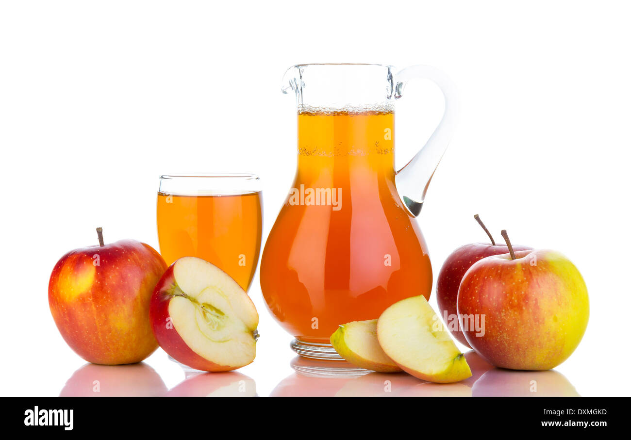 Spremere il succo dello sfondo. Mele fresche, il vetro con il succo su sfondo bianco. Frutto sano di mangiare e di bere. Foto Stock