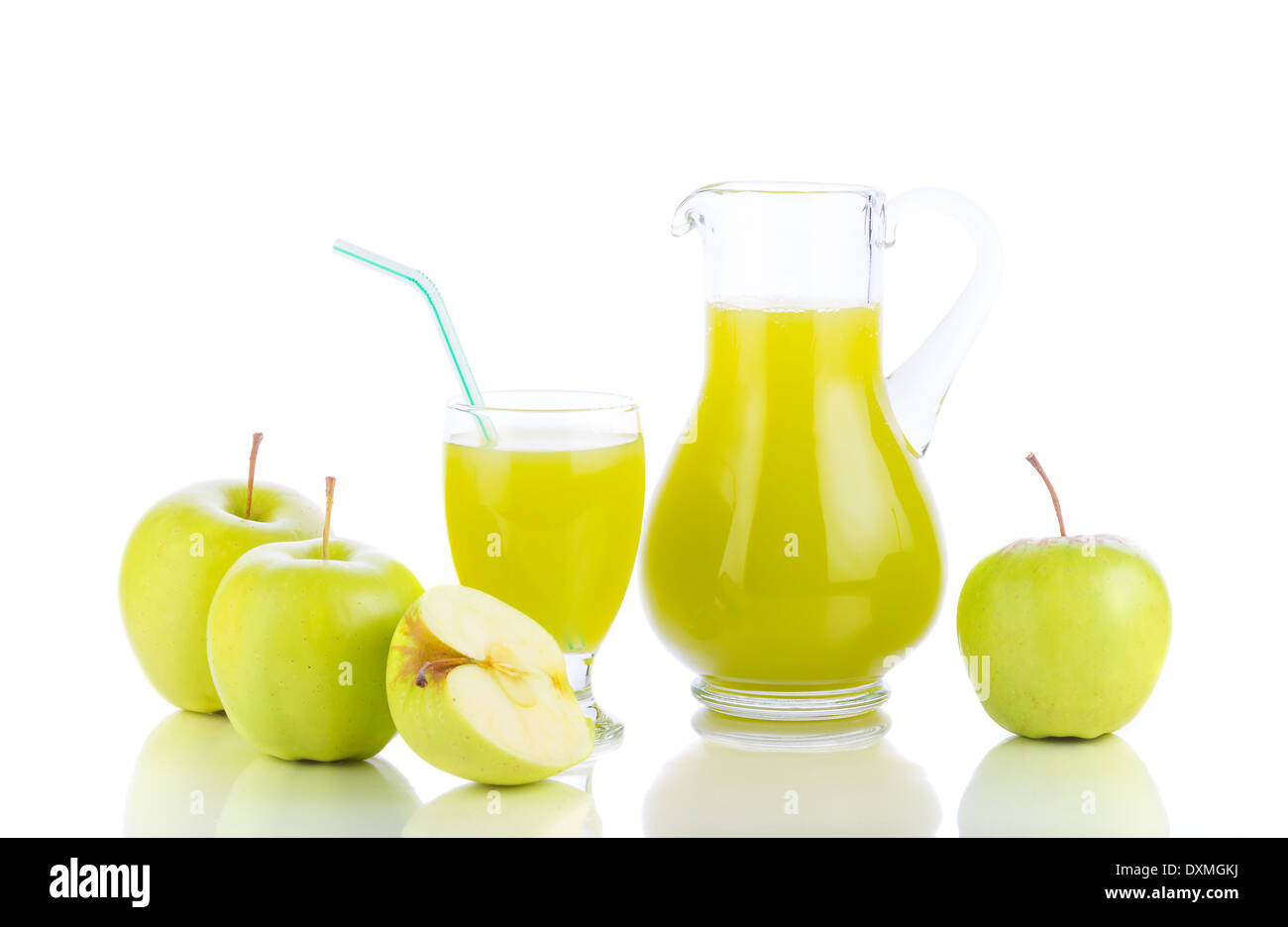 Spremere il succo dello sfondo. Mele fresche, vetro con succo di frutta e caraffa su sfondo bianco. Frutto sano di mangiare e di bere. Foto Stock