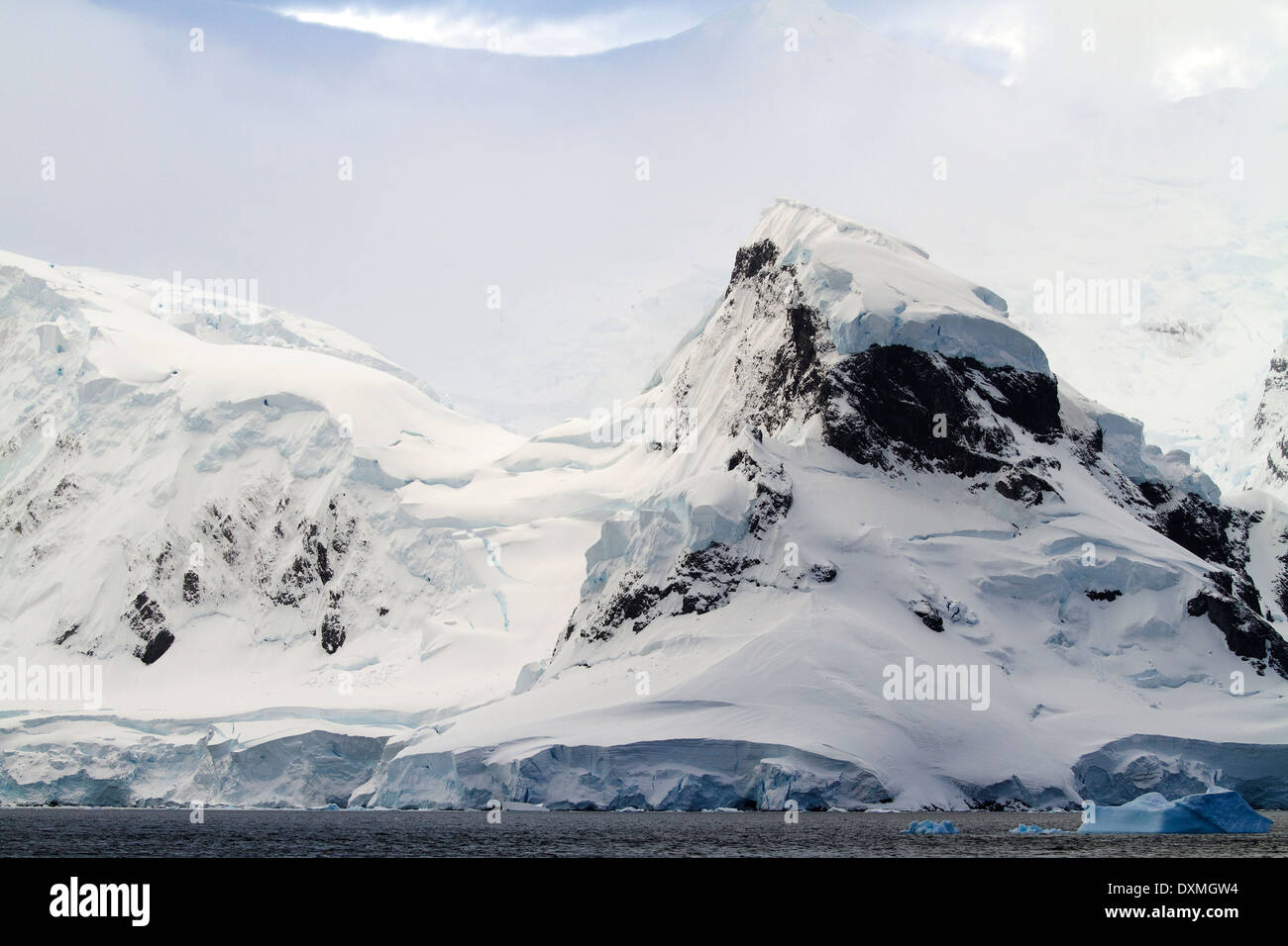 L'Antartide paesaggio di montagna con il blu iceberg, di ghiacciai e montagne. Penisola antartica, Penisola Antartica Foto Stock
