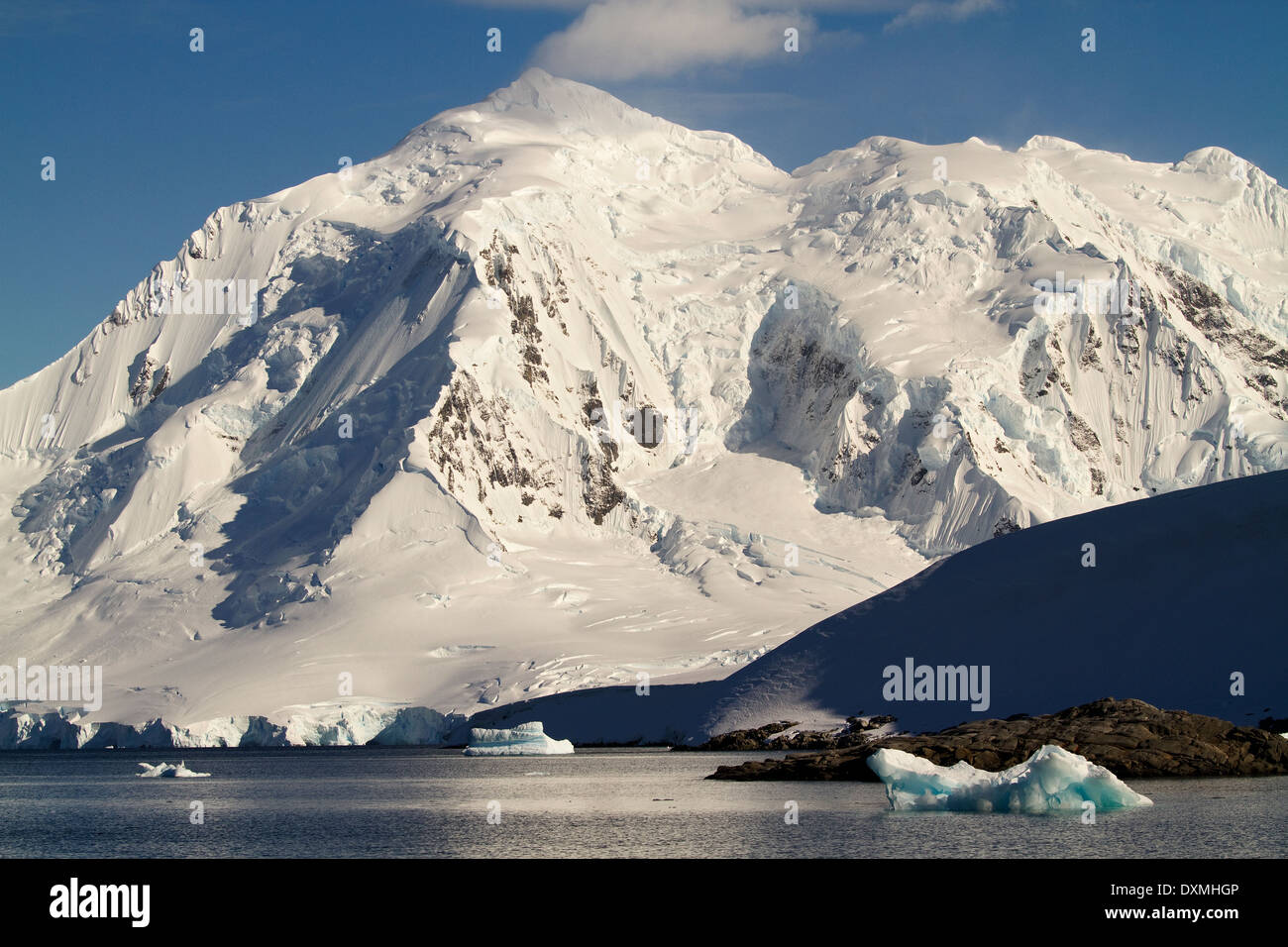 L'Antartide paesaggio di montagna con Antartico blu iceberg, di ghiacciai e montagne. Foto Stock