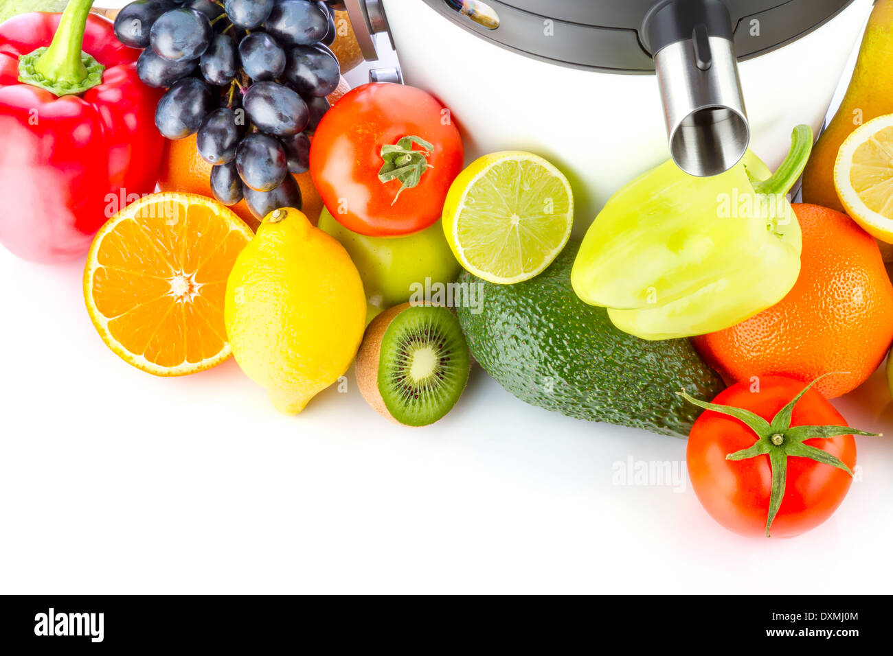 Macchina con succhi di frutta e verdura, frutta fresca e verdura su sfondo bianco. Foto Stock