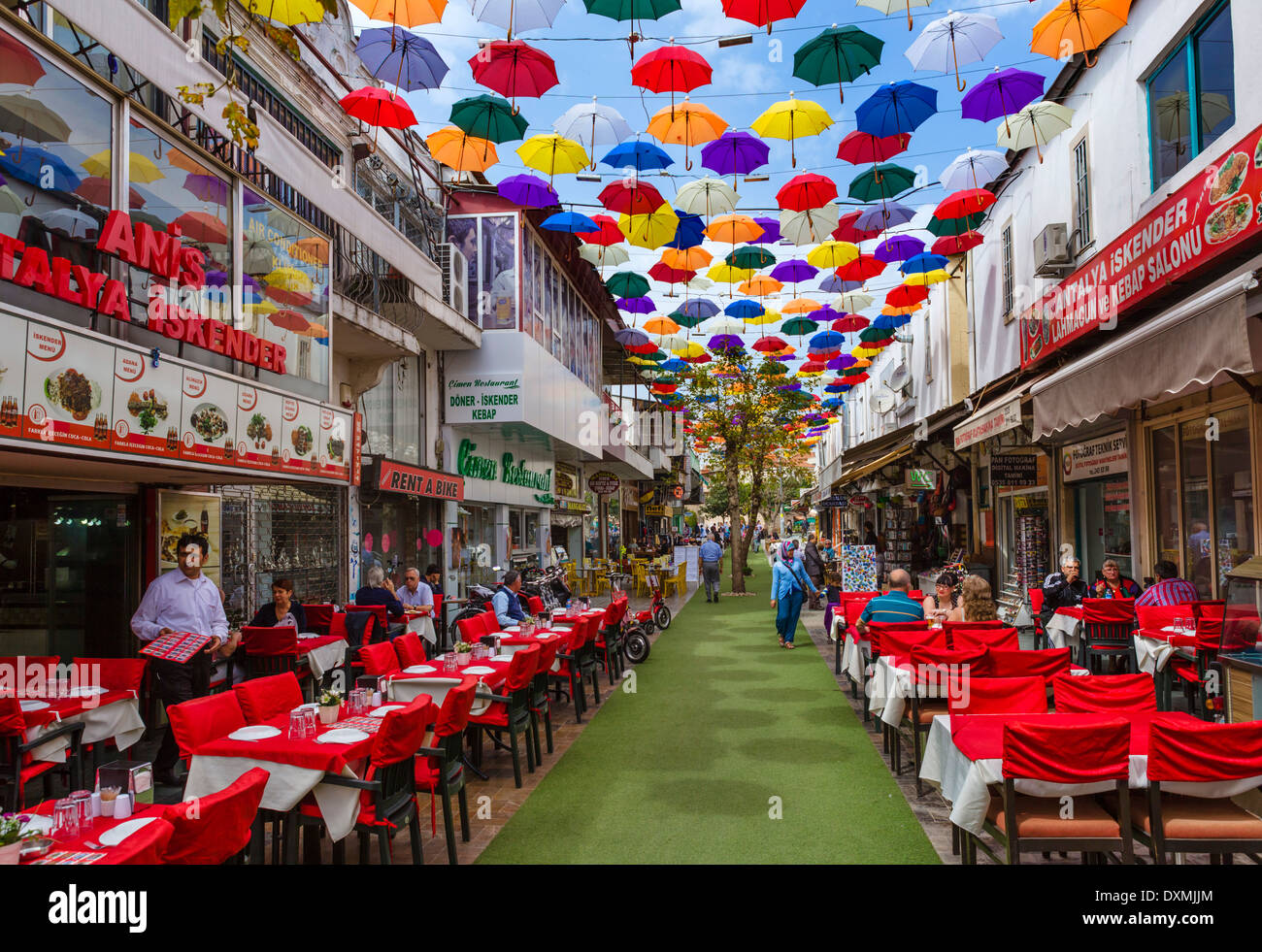 Ristoranti a ombrello Street (2 Inonu Caddesi), Kaleici, Antalya, Turchia Foto Stock