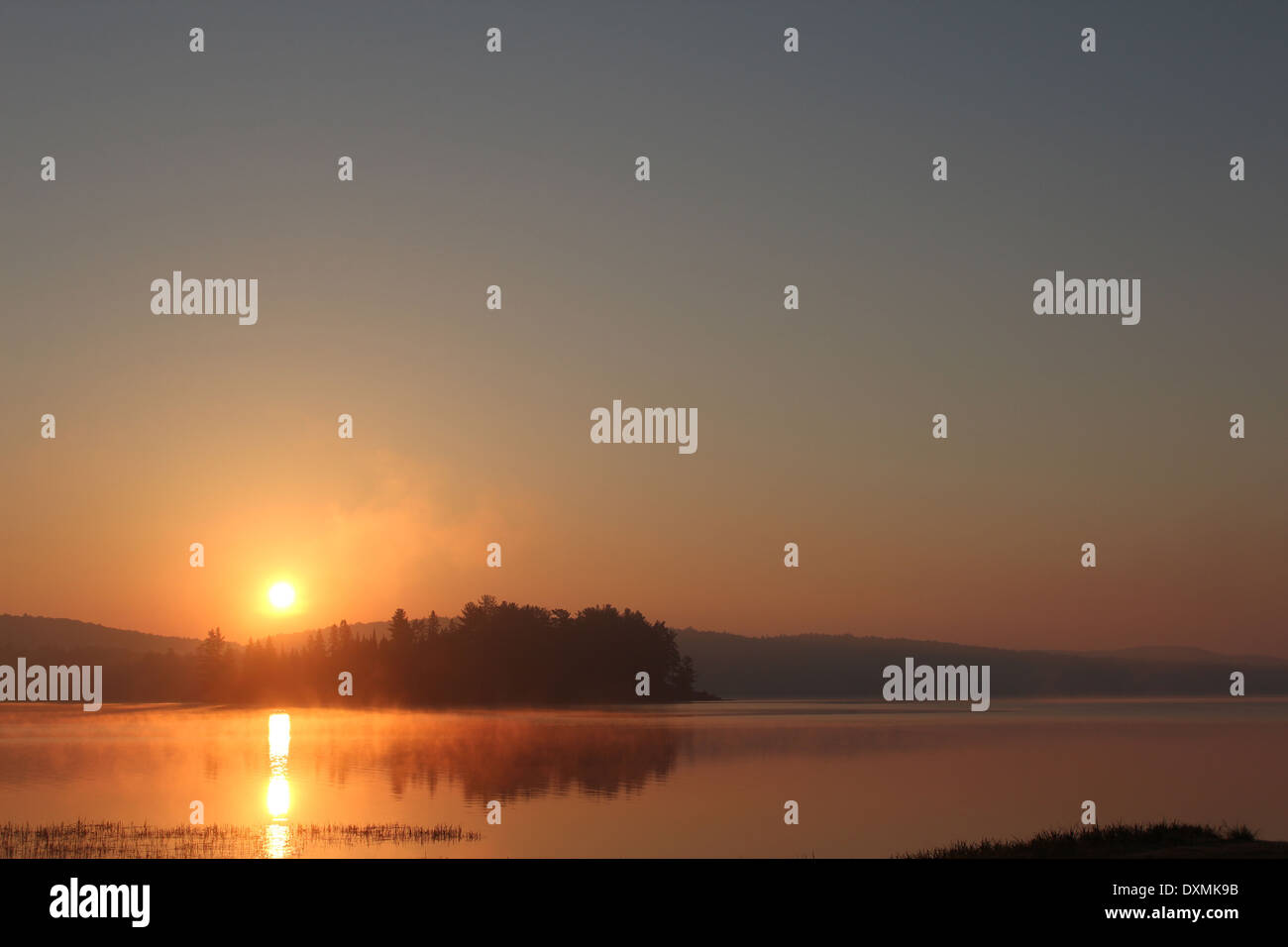 Alba sul lago dei due fiumi, Algonquin Park, Ontario, Canada Foto Stock