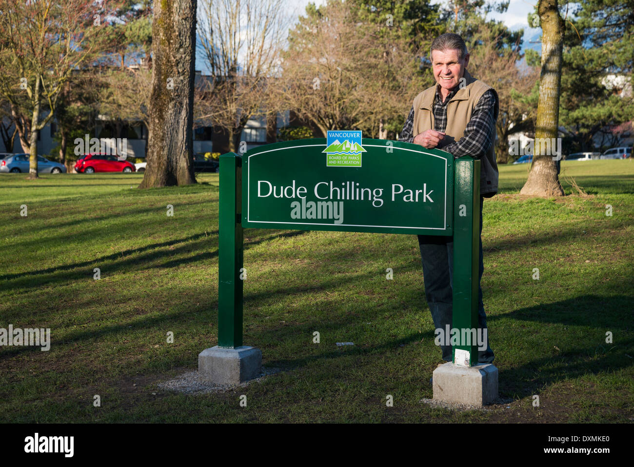 L'uomo pone dal famigerato 'Dude agghiaccianti Park' segno, Vancouver, British Columbia, Canada Foto Stock