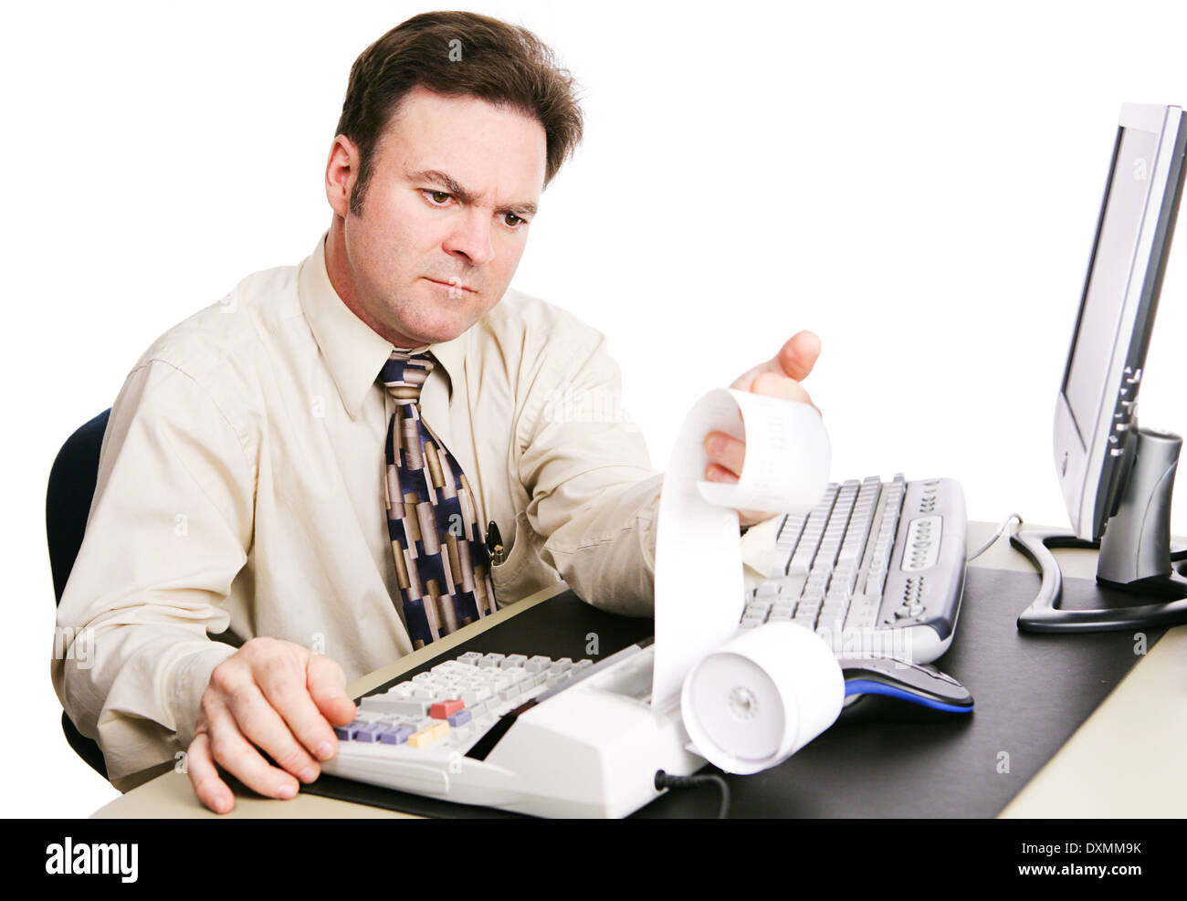 Contabile che lavora sulle finanze e cercando di grave. Sfondo bianco. Foto Stock