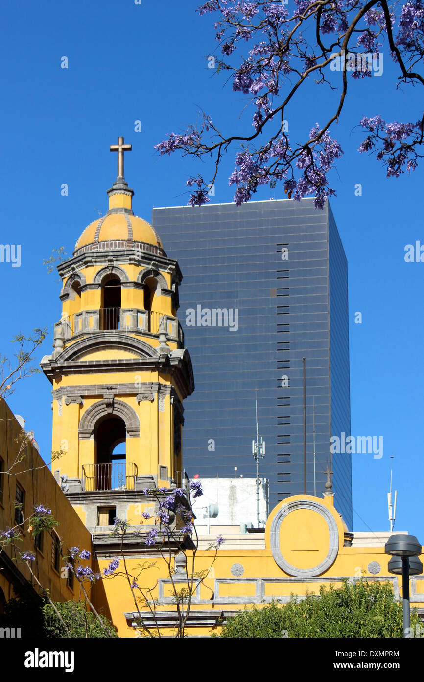Vecchia chiesa di fronte a un moderno grattacielo, foto scattata dal Parco Alameda a Città del Messico Foto Stock