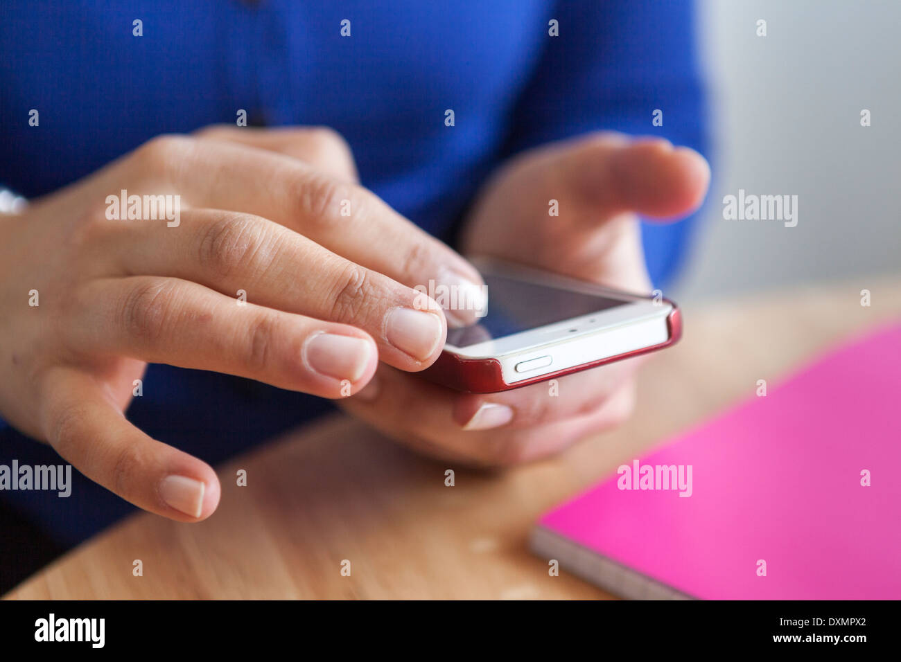 La donna a navigare sul web su smart phone Foto Stock