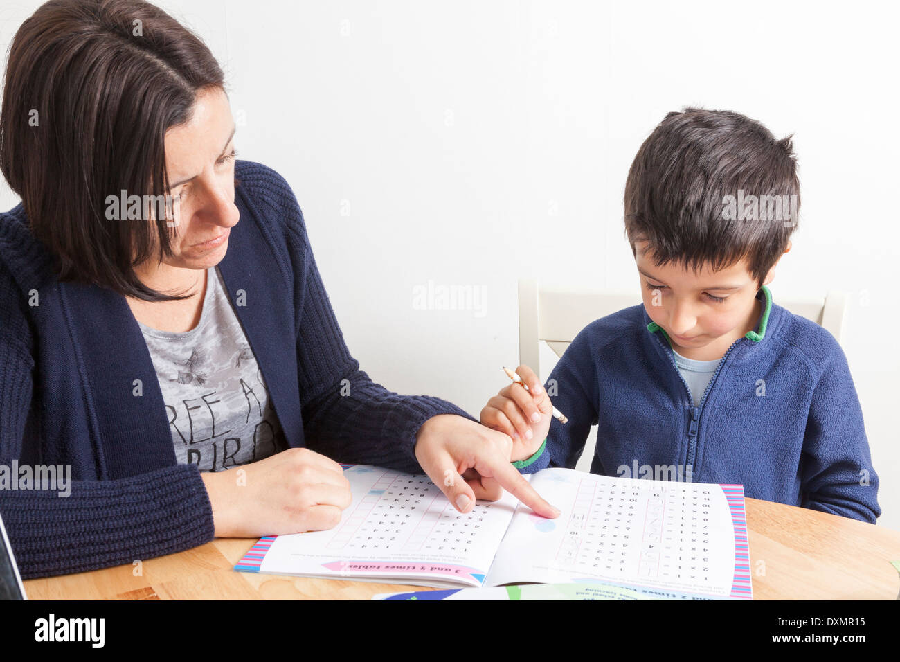 Tutoring genitore giovane ragazzo a casa Foto Stock