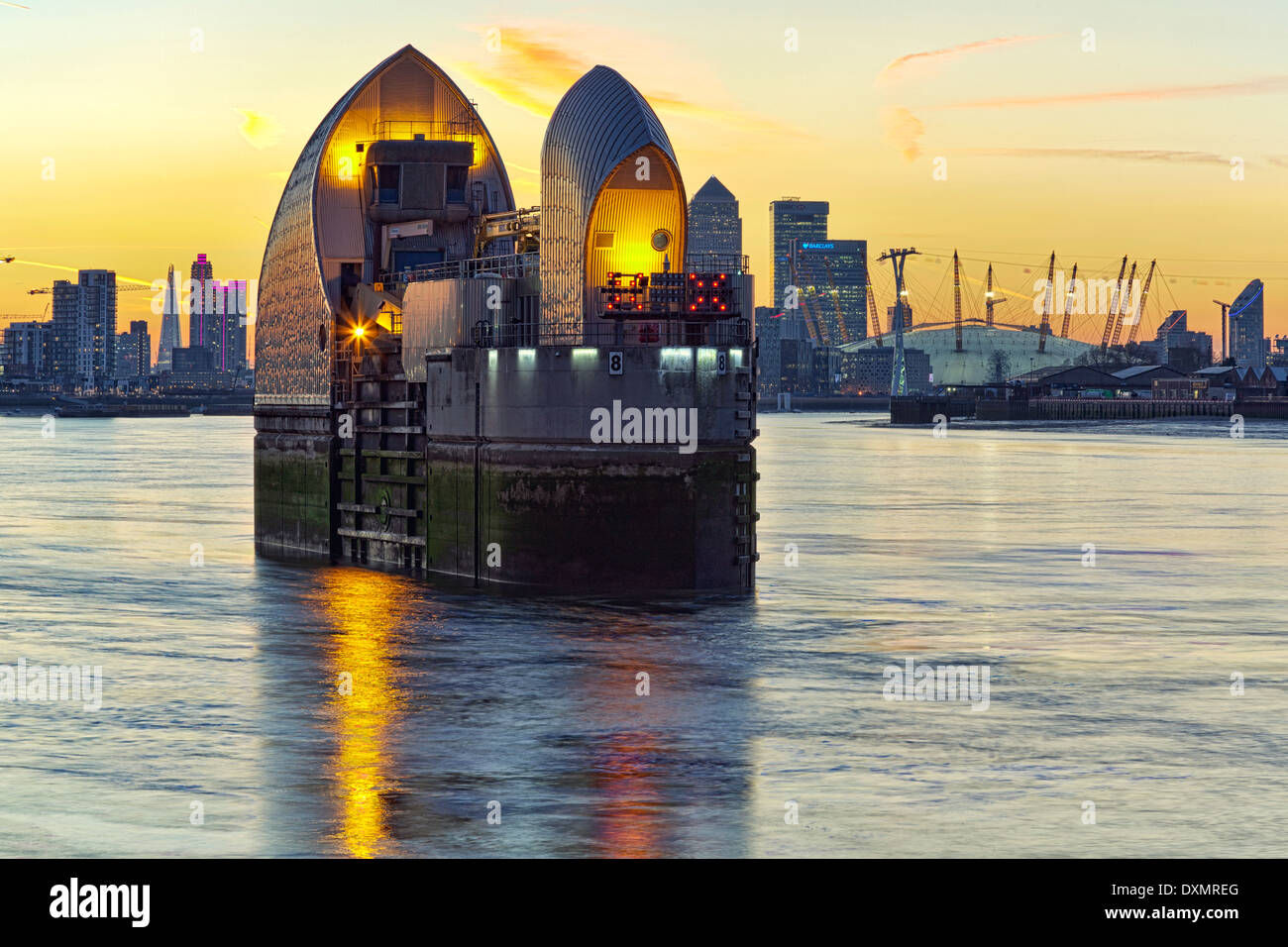 Thames Barrier,Canary Wharf e il Millennium Dome di notte,Londra,Inghilterra Foto Stock
