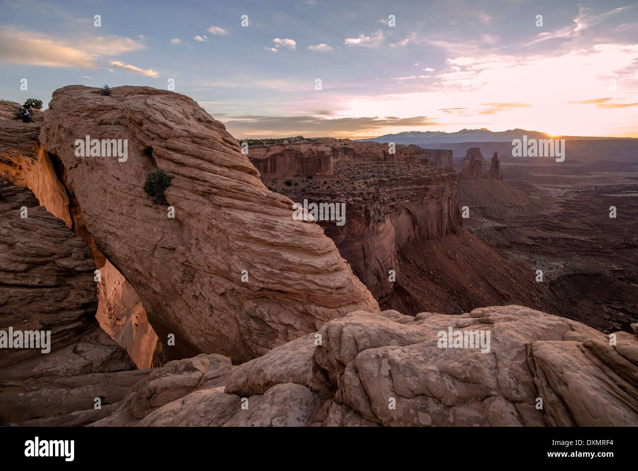 Mesa Arch a sunrise isole nel cielo Canyonlands National Park nello Utah Stati Uniti d'America Foto Stock