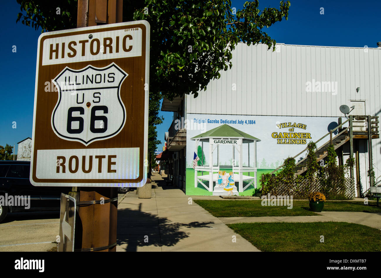 Segno per la Storica Route 66 e un murale per il villaggio di Gardner a Gardner, Illinois, una città lungo la Lincoln Highway Foto Stock