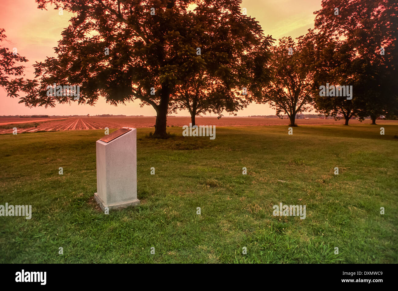 CLARKSDALE, Mississippi, Stati Uniti d'America - Monumento sulla piantagione Stovall, al sito di cabina di acque fangose, delta blues musicista. Foto Stock