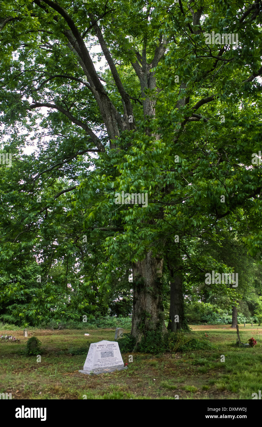 GREENWOOD, Mississippi, Stati Uniti d'America - possibile grave marker per Robert Johnson, delta blues musicista, a poco Sion M. B. Chiesa Foto Stock