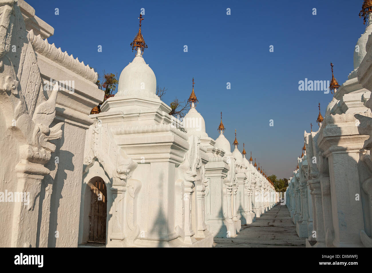 Kuthodaw Pagoda è la più grande del mondo Libro (Biblioteca di pietra). Mandalay, Myanmar. Foto Stock