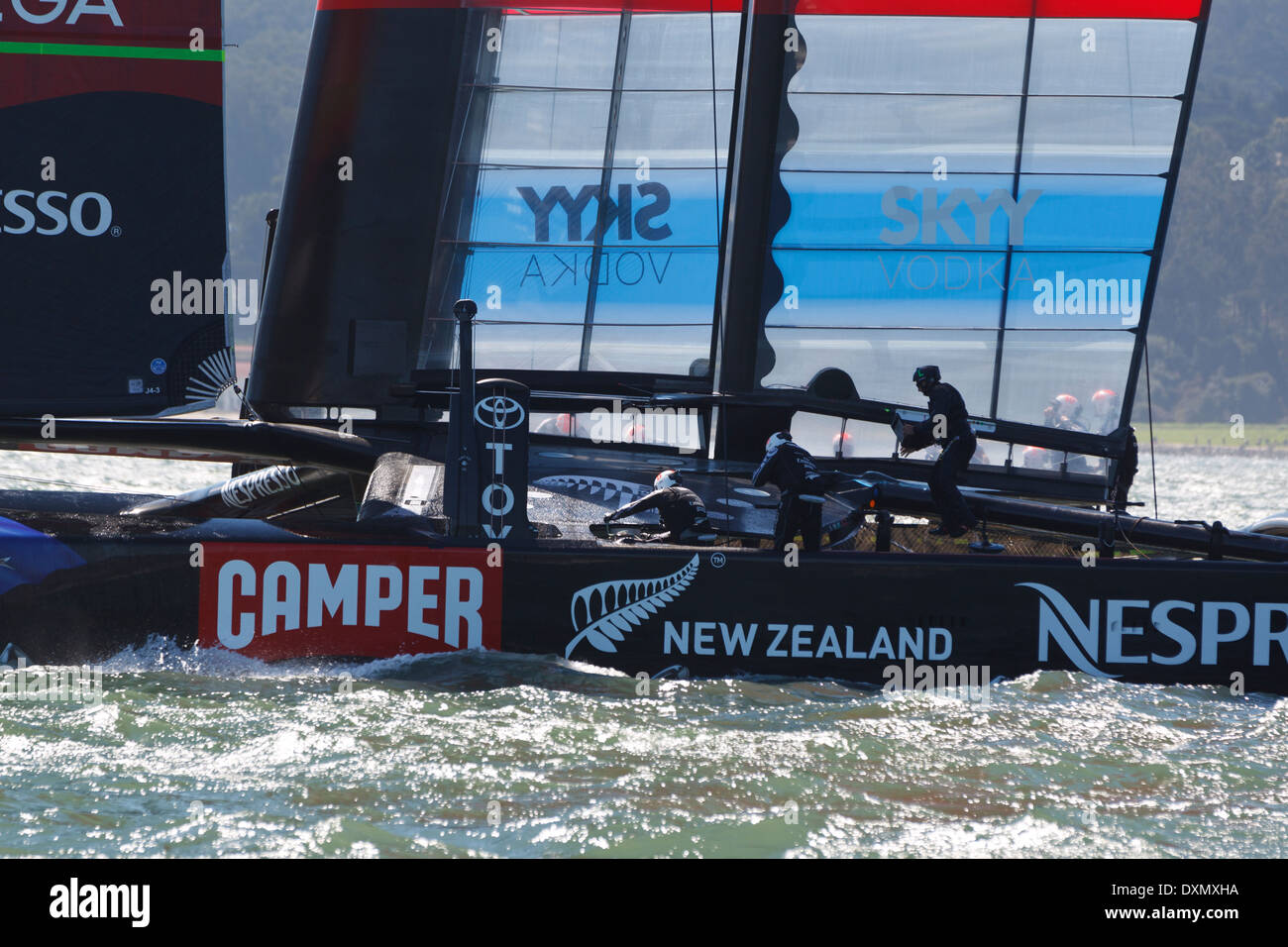 Emirates Team New Zealand skipper di Dean Barker vele nella Baia di San Francisco durante il 2013 Coppa America finali di San Francisco, California. Foto Stock
