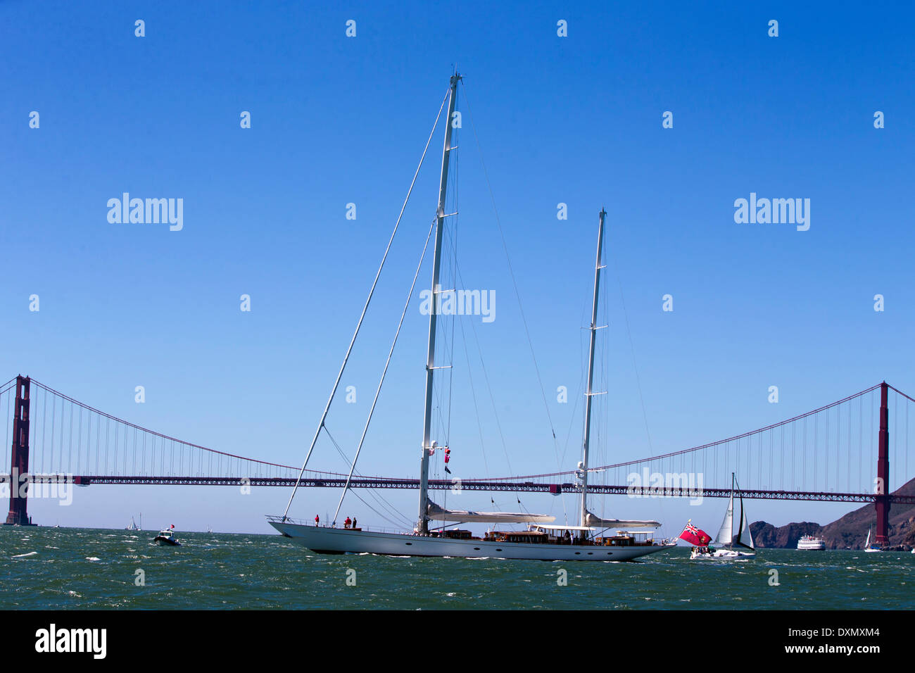 Grandi yacht a vela passa dal Ponte Golden Gate e la baia di San Francisco, San Francisco, California, Stati Uniti d'America Foto Stock