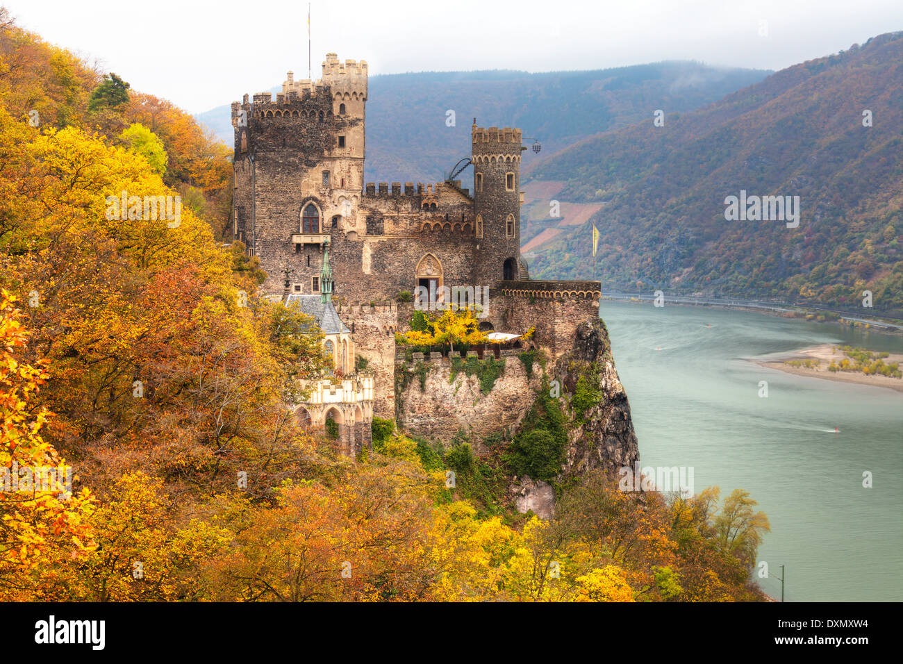 Il castello di Rheinstein sulle rive del fiume Reno, Rheintal, Germania Foto Stock