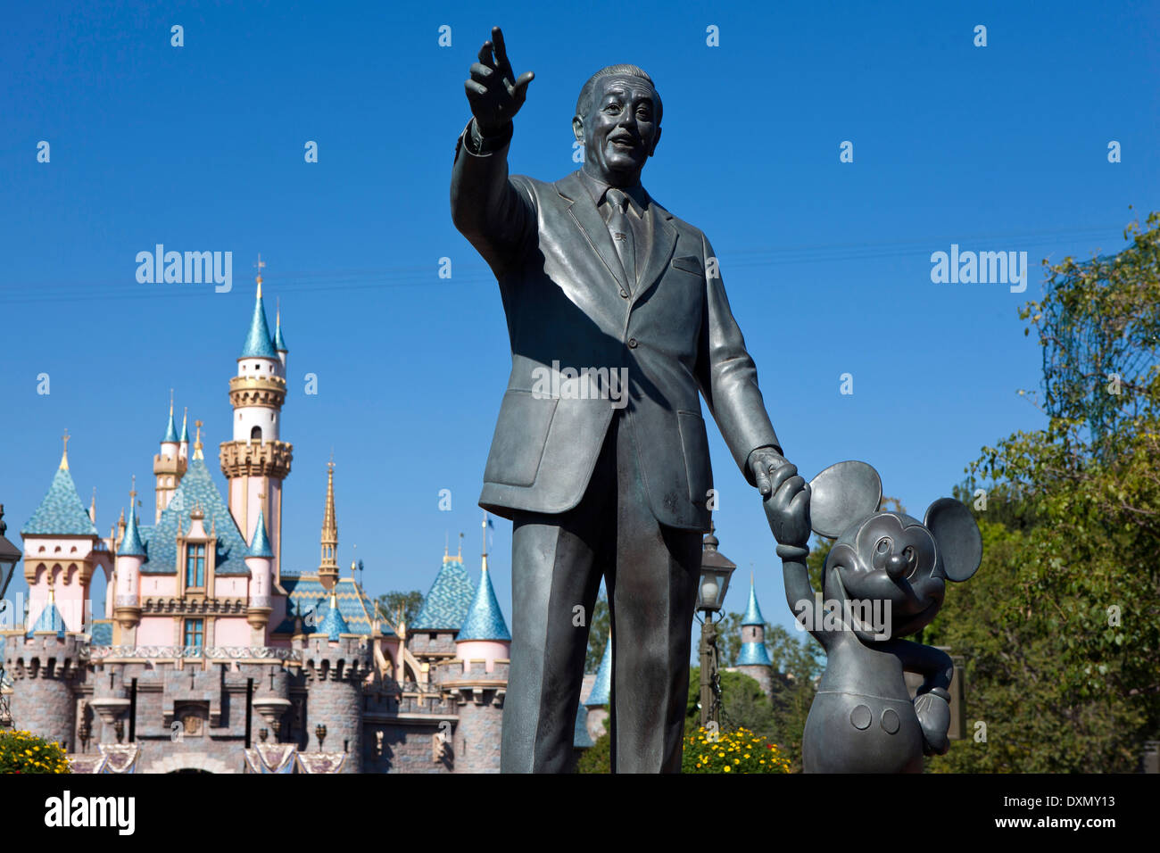 Vista dettagliata dei partner di statua di Walt Disney e Mickey Mouse con Sleeping Beauty Castle in background, Disneyland, Foto Stock
