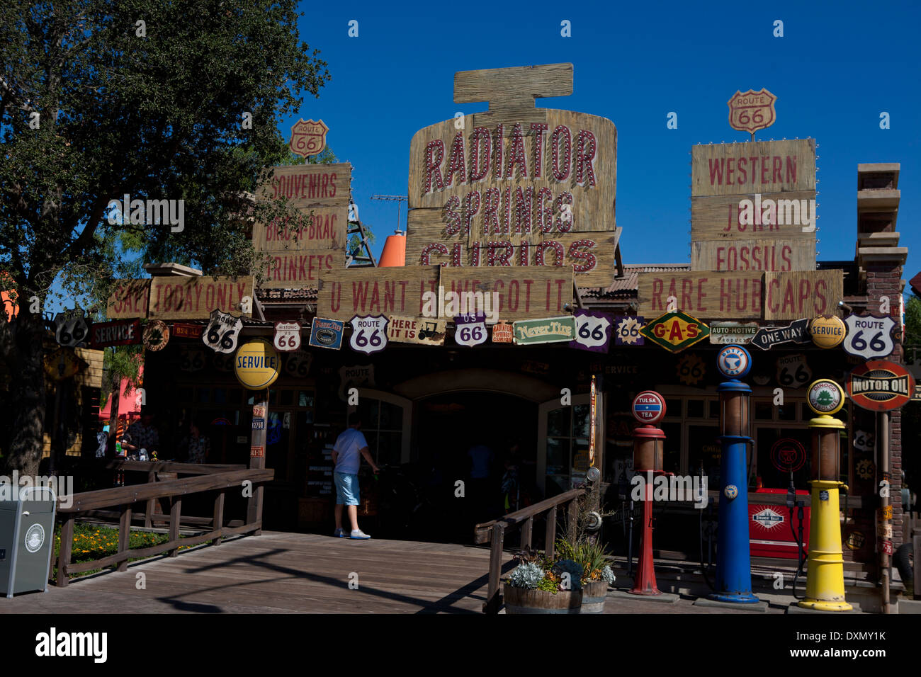 Route 66 themed souvenir shop, Auto sezione, Disneyland, Anaheim, California, Stati Uniti d'America Foto Stock