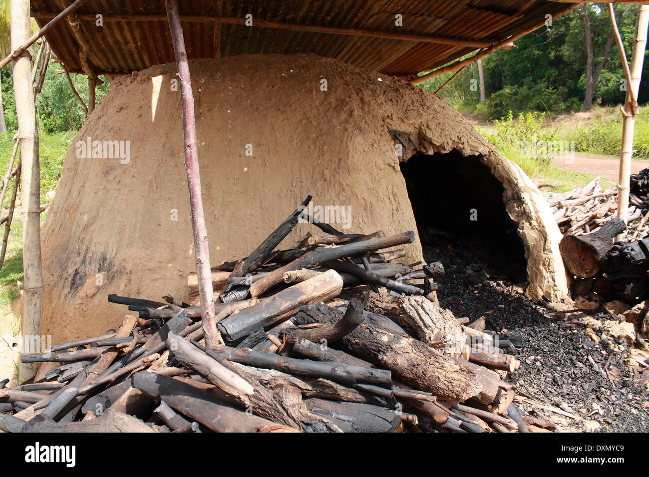 Inceneritore naturale che è costituito da argilla a bruciare legna da ardere Foto Stock