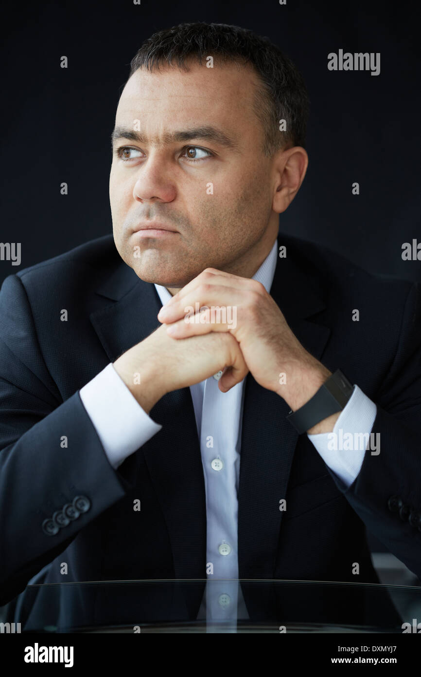 Ritratto di elegante uomo d affari concentrati su qualcosa di Foto Stock