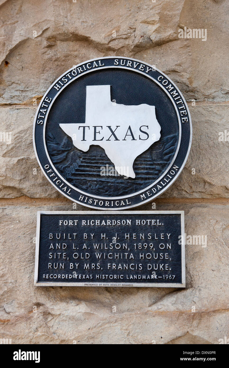 FORT RICHARDSON HOTEL costruito da H. J. Hensley e L. A. Wilson, 1899, sul sito, vecchia casa di Wichita, gestita dalla Sig.ra Francesco Duca. Registrati Texas storica pietra miliare, 1967. Incidendo su base: conserve da Ruth Hensley Richards. Foto Stock