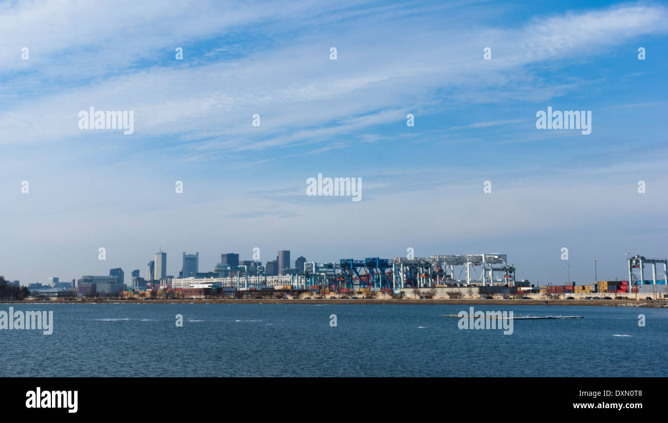 Vista della Conley terminale e la skyline di Boston dal piacere baia a sud di Boston. Foto Stock