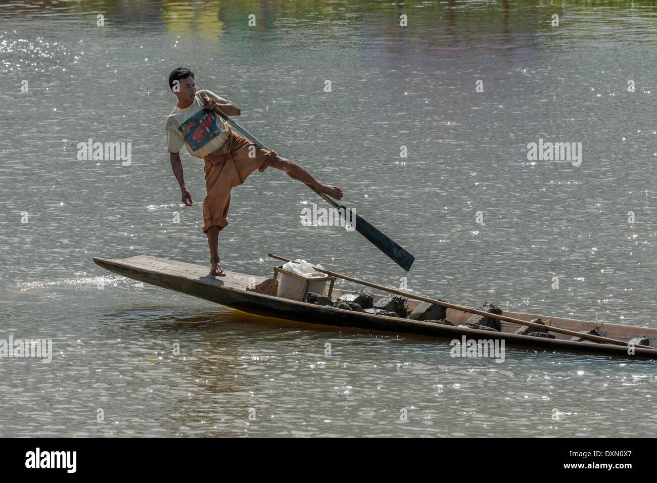 Gamba vogatore con zolle di terra nella sua barca, Lago Inle, Myanmar Foto Stock
