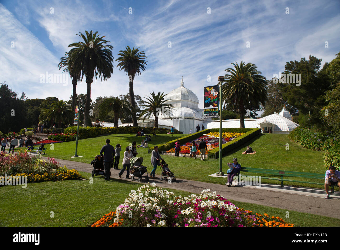 Le persone camminano davanti al Conservatorio di fiori, Golden Gate Park di San Francisco, California, Stati Uniti d'America Foto Stock
