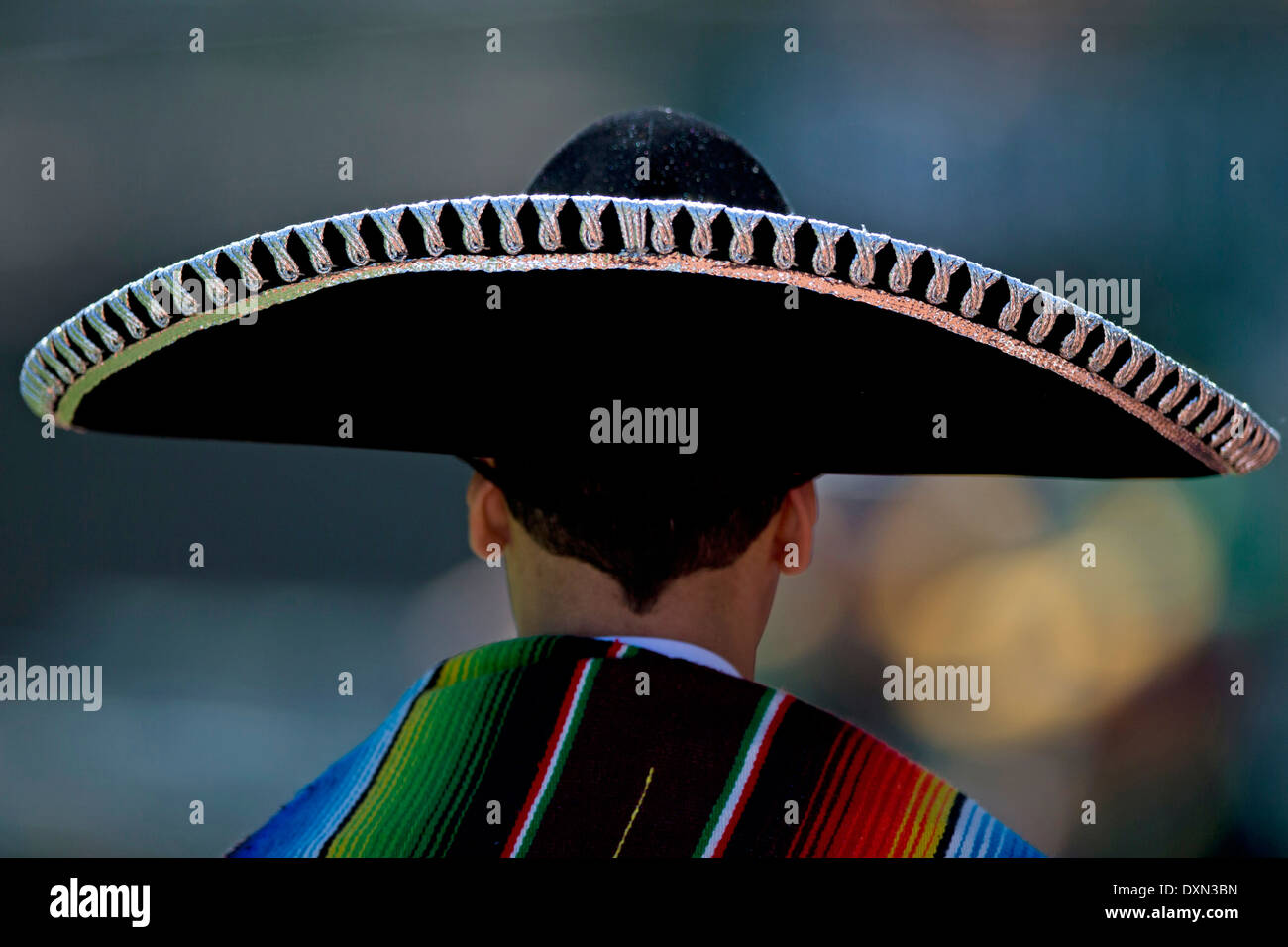 Vista dettagliata della parte posteriore di un sombrero sull uomo come un gruppo messicano di ballerini folk esegue una danza tradizionale Foto Stock