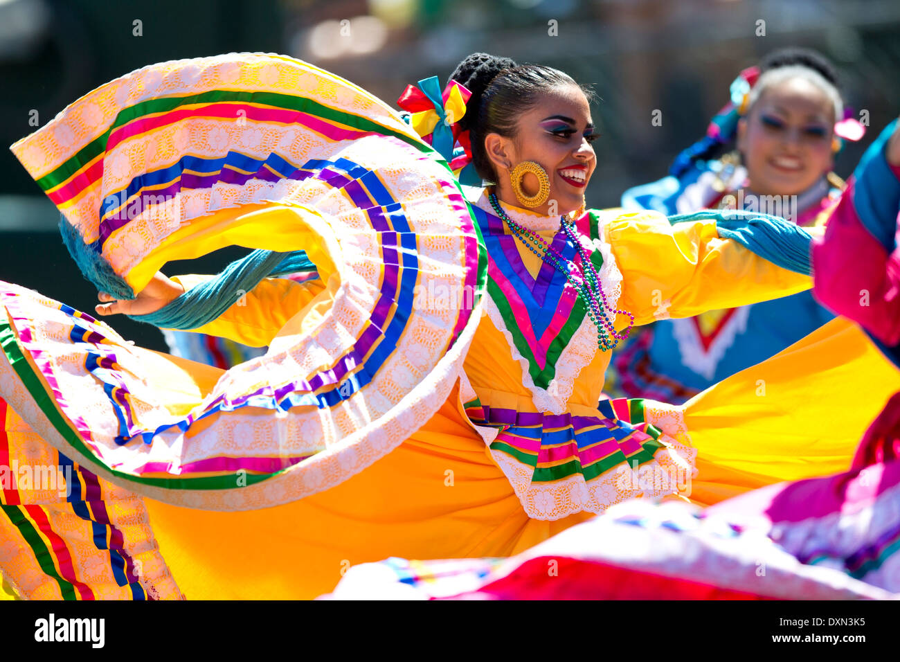 Un gruppo messicano di ballerini folk esegue una danza tradizionale Foto Stock