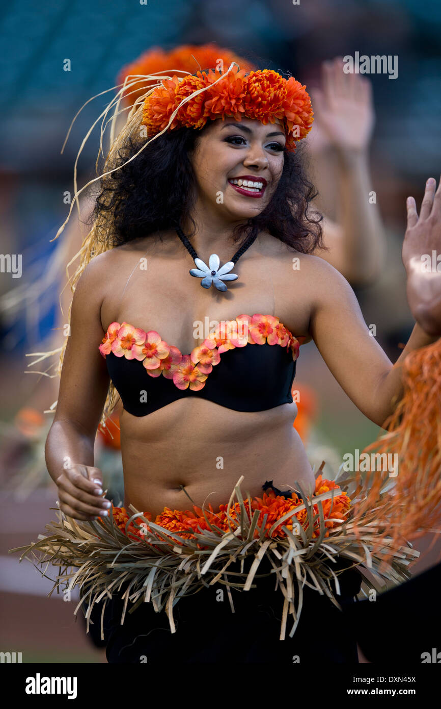 Una danza polinesiana troupe effettua in stile Tahitiano danze Foto Stock