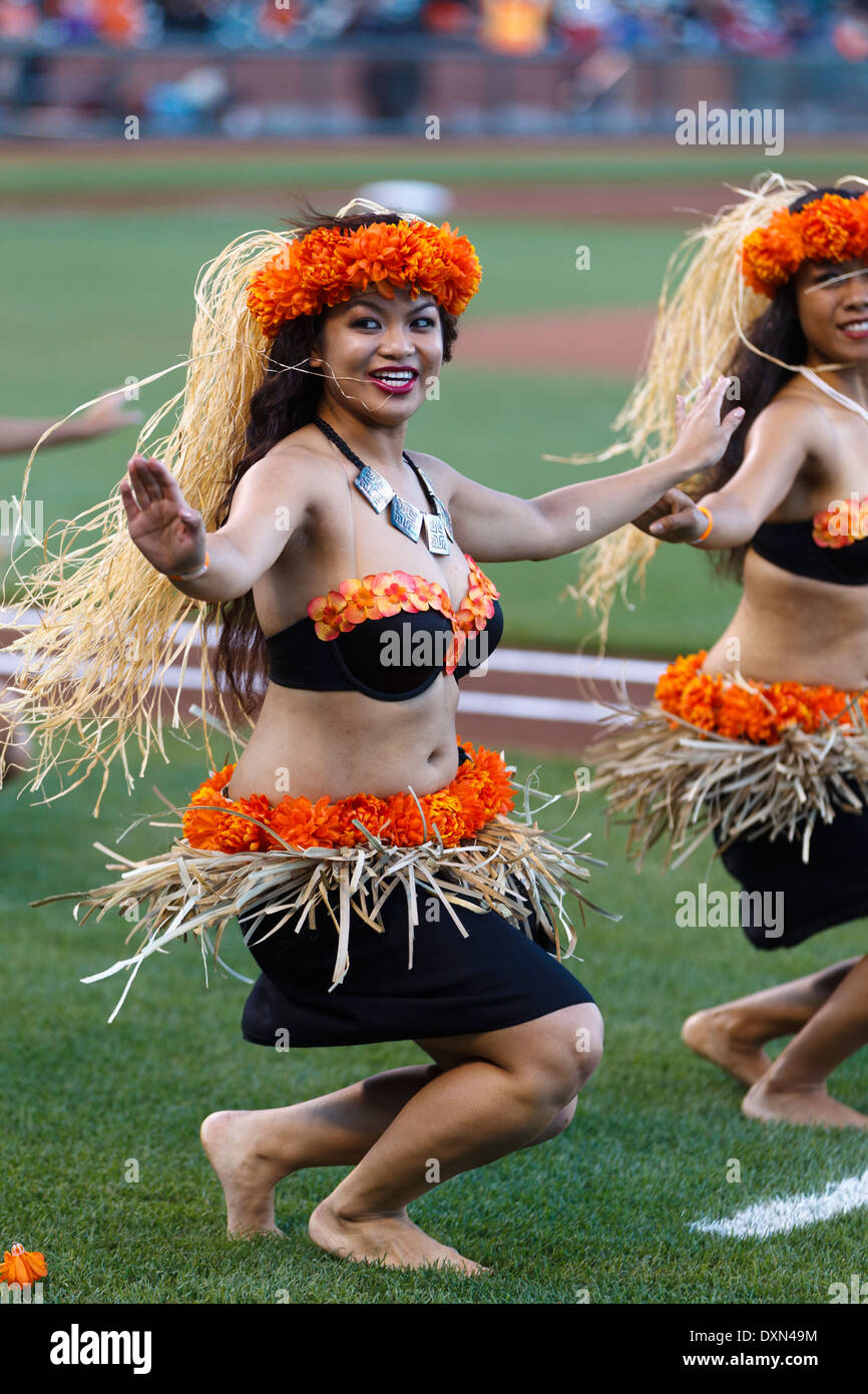 Una danza polinesiana troupe effettua in stile Tahitiano danze Foto Stock