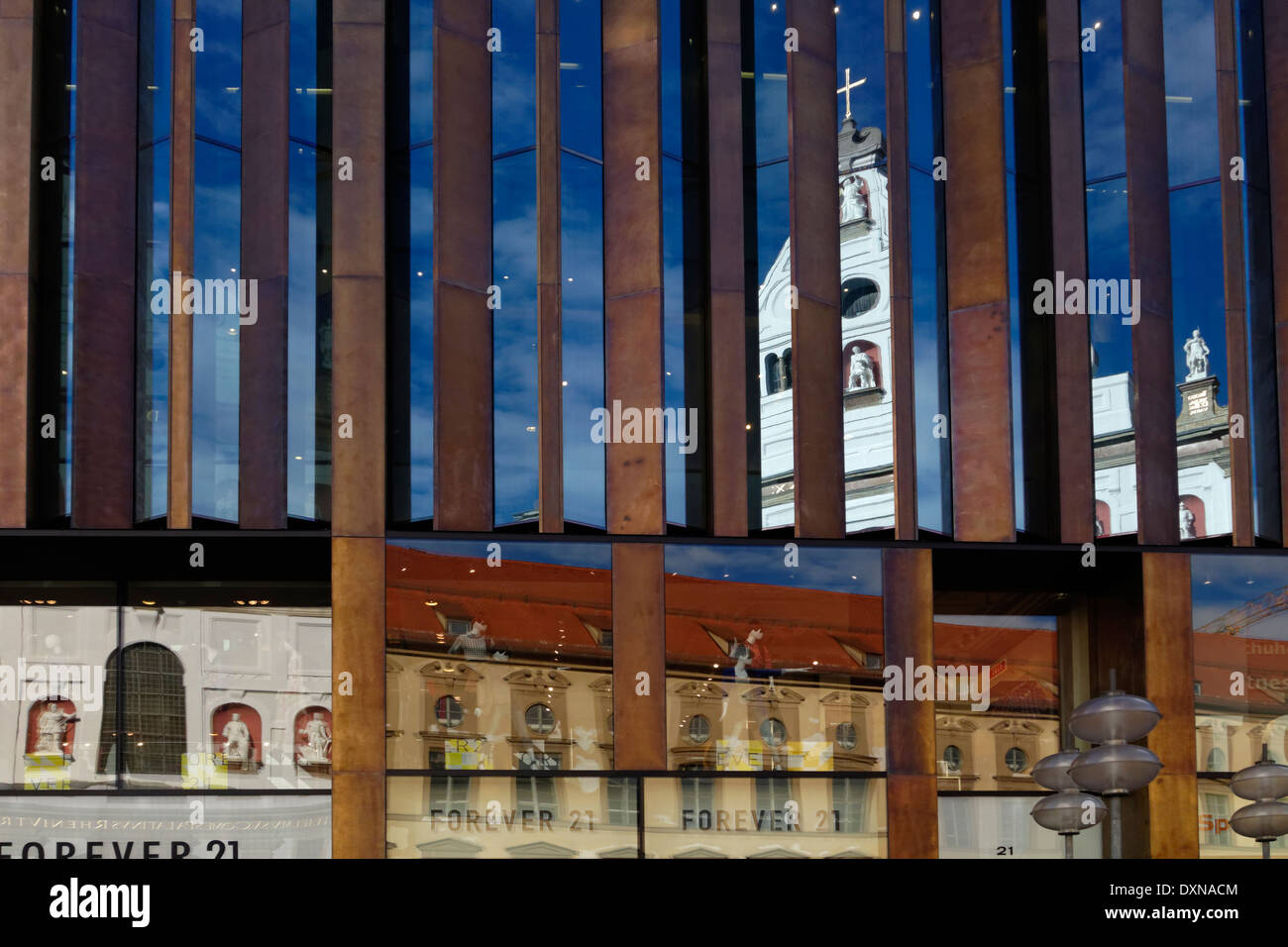 In Germania, in Baviera, Monaco di Baviera, Kaufingerstrasse, vista nello specchio, la chiesa di San Michele Foto Stock