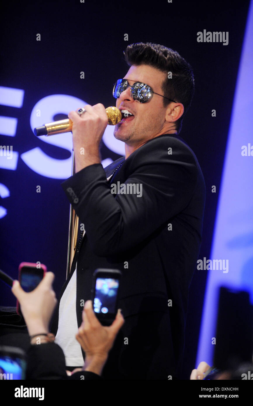 La città di New York. 25 Mar, 2014. Robin Thicke esegue presso la grande apertura di Express Times Square il 25 marzo 2014 a New York City. © dpa/Alamy Live News Foto Stock