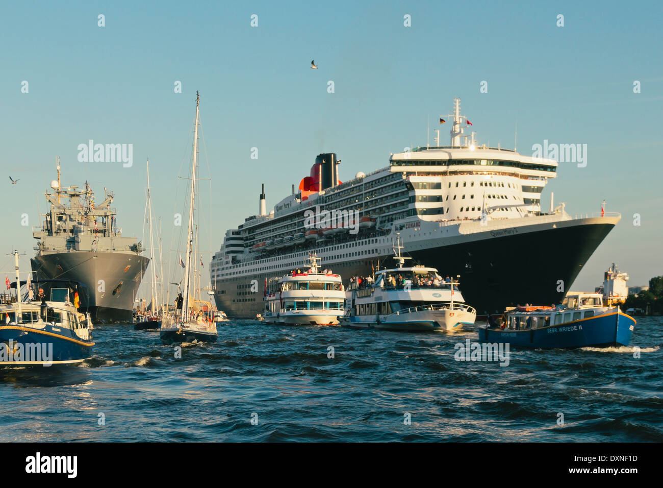 Germania, Amburgo, crociera Queen Mary 2 in uscita dal porto di Amburgo Foto Stock