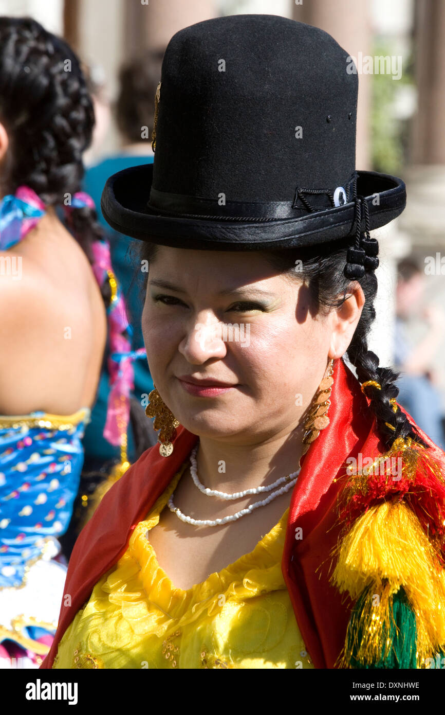 Signora indossando il tradizionale costume spagnolo Foto Stock