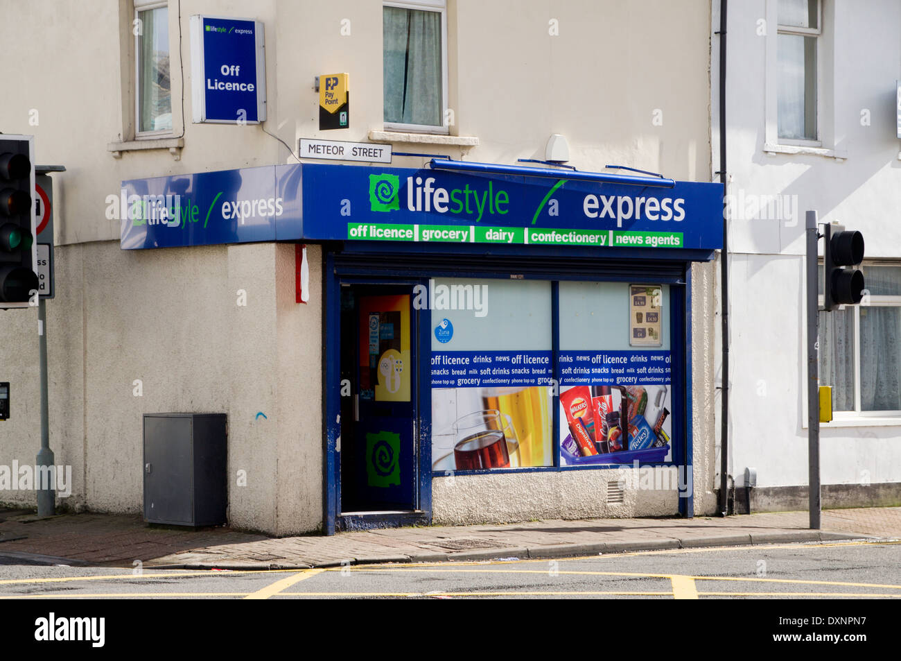 Stile di vita angolo Express shop, Roath, Cardiff, Galles. Foto Stock