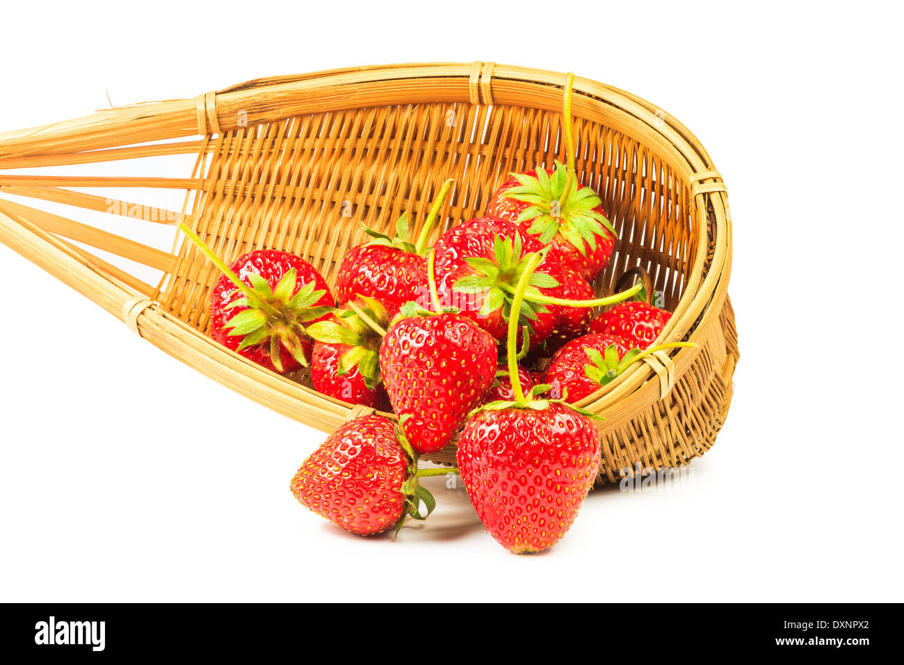 Fragole fresche in un cestello di bambù su sfondo bianco Foto Stock